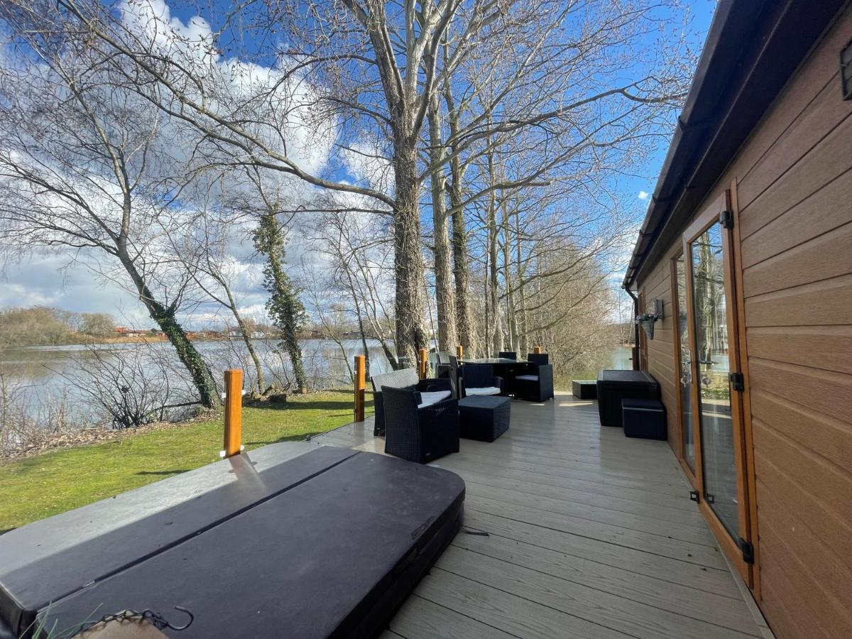 Rudd Lake Luxury Lakeside Lodge With Fishing & Hot Tub@Tattershall Ngoại thất bức ảnh